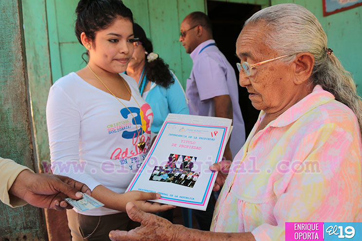 T&iacute;tulos de propiedad llegan a las familias de las comunidades de Tipitapa